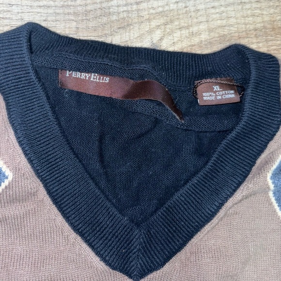Perry Ellis Argyle V-Neck Sweater - Picture 2 of 4
